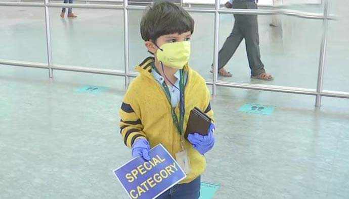 5yr old stands attraction in Airport