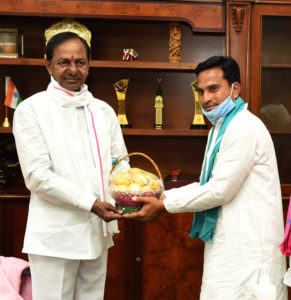 Balaji presents first Apple crop to KCR