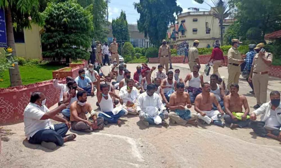 Travel operators hold 'shirtless protest'