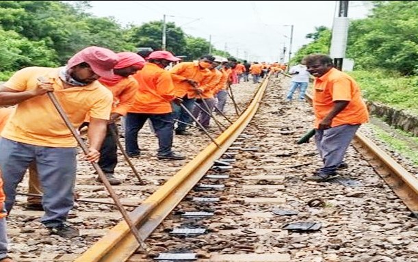 SCR sets record of completing 6.76 km track renewal in single day