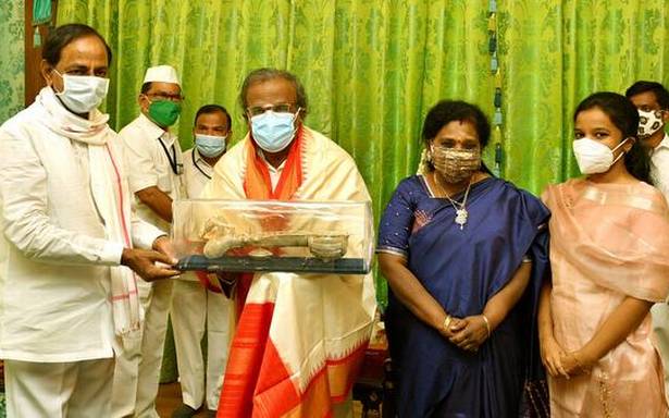 KCR FELICITATES DR SOUNDARARAJAN ON DHANVANTHARI AWARD