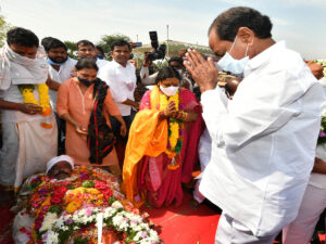 TRS leaders pay rich tributes to Narsimhaiah