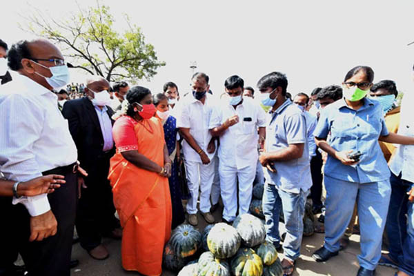 GUV VISITS BOINPALLY MARKET, ASKS TO REPLICATE VEG WASTE FOR POWER PRODUCTION